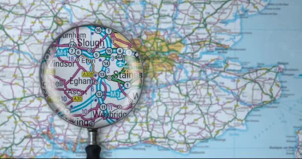 Detail Van Een Vergrootglas Verplaatsen Een Routekaart Voor Londen Engeland — Stockvideo
