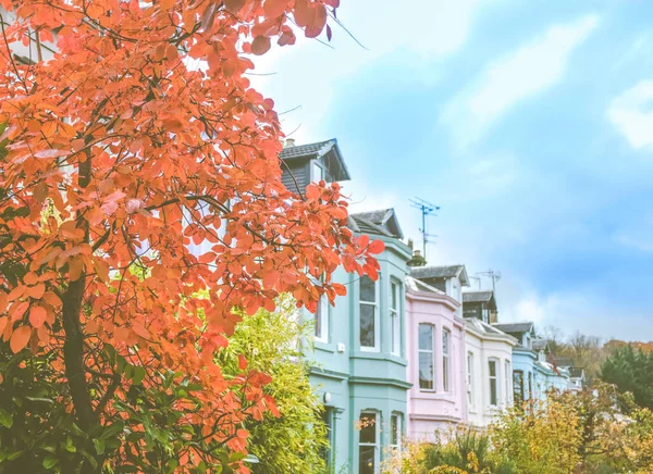 Strada colorata terrazza in una città britannica — Foto Stock