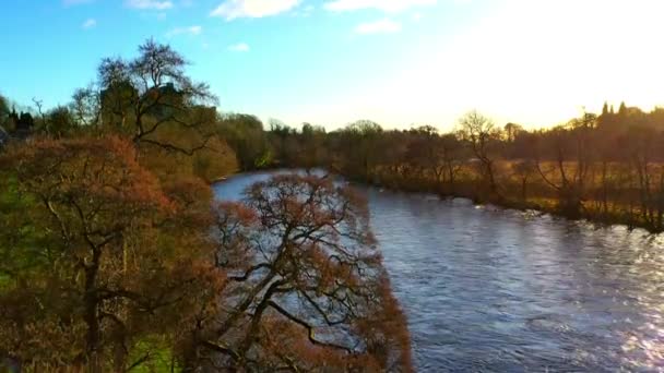 Vue Aérienne D'un Drone D'une Scène Rurale En Écosse Avec Rivière Et Château 