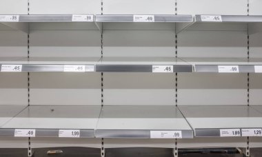 Coronavirüs Salgını sırasında Panik Satın Aldıktan Sonra Boş Süpermarket Rafları