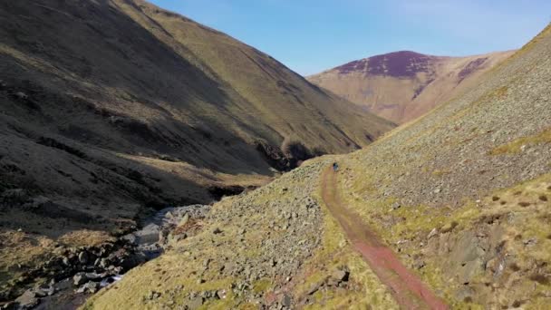 Imágenes Aéreas Dos Jóvenes Que Caminan Por Las Tierras Altas — Vídeos de Stock