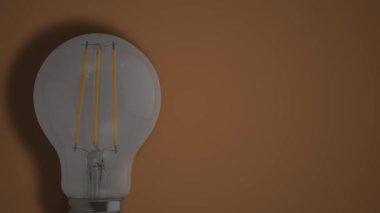 Bir Enerji tasarrufu Ampulü Açılıp Kapanıyor
