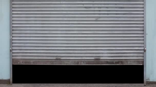 一些摇摇欲坠的城市金属商店小卖部开业又关门 — 图库视频影像