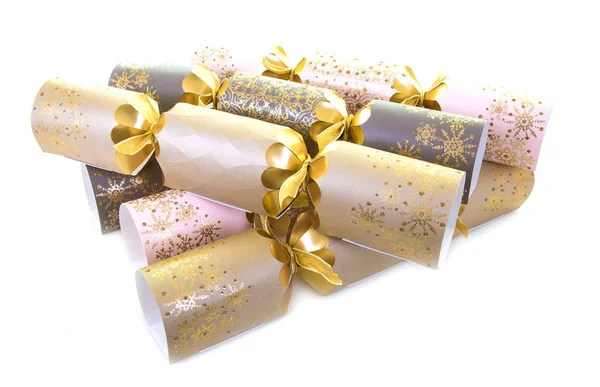 Luxus-Weihnachts-Cracker auf weißem Hintergrund — Stockfoto