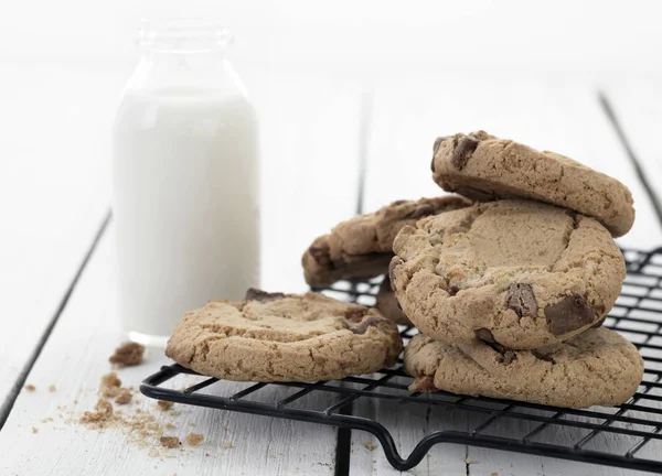 Biscotti freschi fatti in casa e latte — Foto Stock