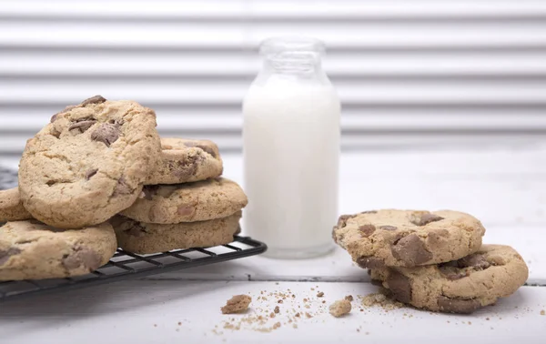 Biscotti freschi fatti in casa e latte — Foto Stock