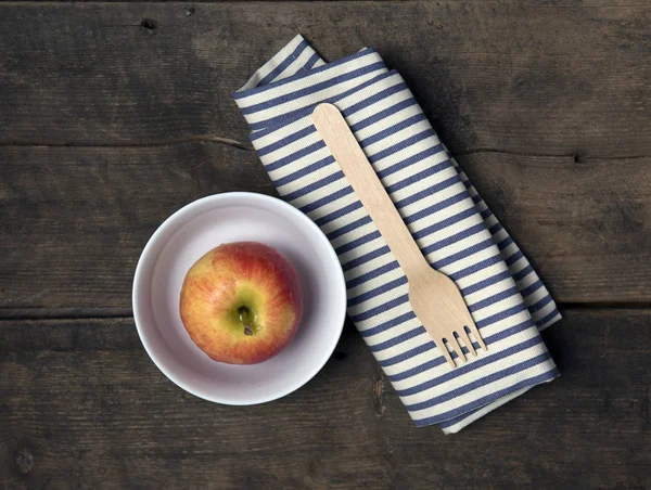 Manzanas en tazones con tenedor y servilleta en una mesa de madera rústica —  Fotos de Stock