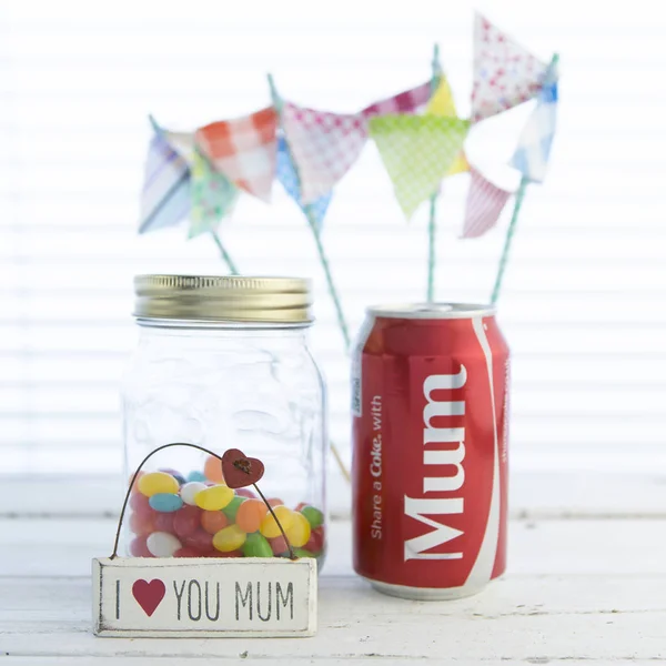 I love You Mom Sign with a share with mum Coke Can — стоковое фото