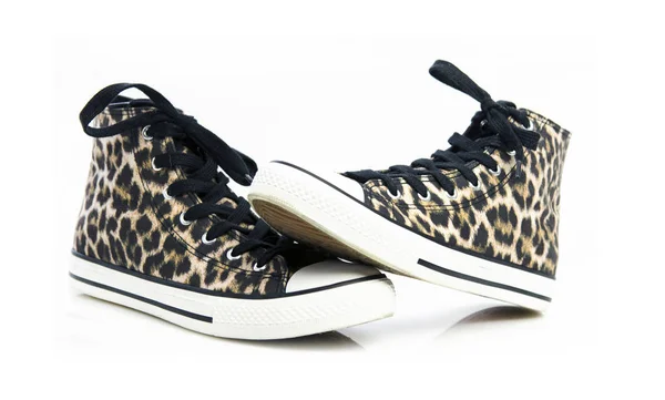 Par de botas de pele de leopardo em um fundo branco — Fotografia de Stock