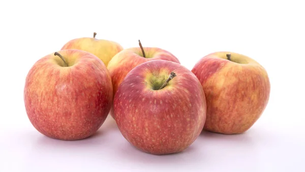 Πέντε κόκκινα μήλα σε λευκό φόντο — Φωτογραφία Αρχείου