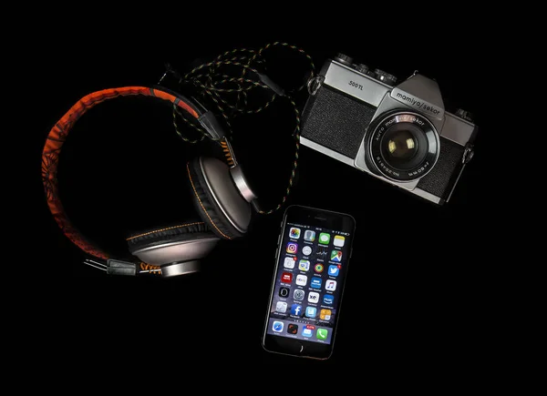 Flat Lay with old SLR film camera, iPhone and headphones — Stock Photo, Image