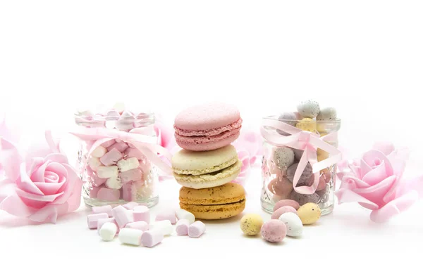 Páscoa Tratamentos com ovos, marshmallows, macaroons e rosas rosa em um fundo branco — Fotografia de Stock