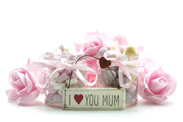 Muttertagsgeschenk mit i love you mum auf einem whye Hintergrund — Stockfoto