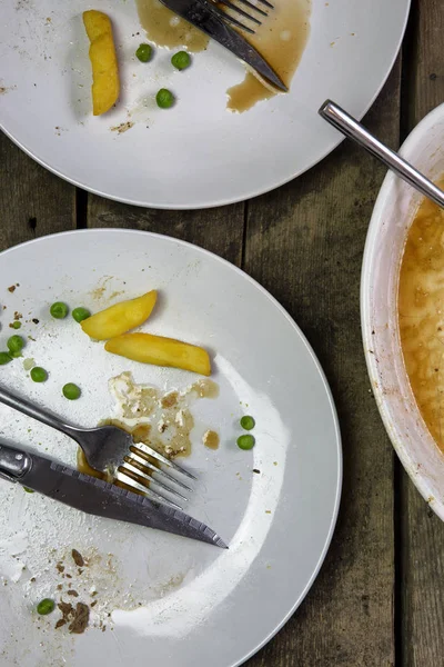 Foto aérea de un plato vacío con sobras de una comida sobre un fondo rústico de madera — Foto de Stock