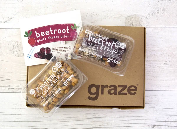 SWINDON, Regno Unito - 14 FEBBRAIO 2017: Nuovo 2017 Snackspiration Graze Box, da graze.com, snack, snack sani reinventati consegnati a casa tua o sul posto di lavoro — Foto Stock