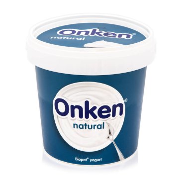 Onken doğal Biopot yoğurt beyaz bir arka plan üzerinde