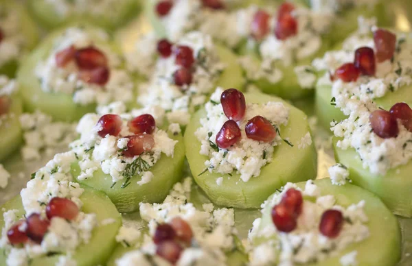 Uborka gránátalma és a feta canapes, kapros, tejszínes zöldbableves — Stock Fotó