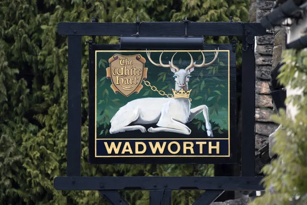 El cartel del White Hart Wadworth Pub en Castle Combe — Foto de Stock