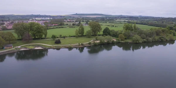 Вид с воздуха на парк Coate Water Country Park — стоковое фото