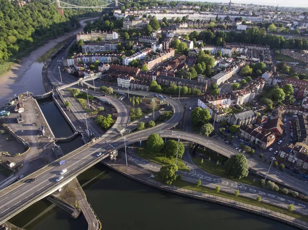 Ogólny widok drogi złożonych w dorzeczu Cumberland w widoku Bristol Road złożonych w dorzeczu Cumberland w Bristol — Zdjęcie stockowe