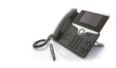 Modern iş ofis IP telefon beyaz zemin üzerine kalem ile