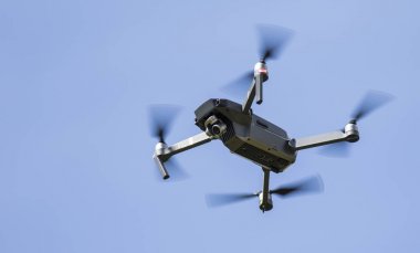 İle DJI indeks işlem Mavic Pro Drone uçuş mavi gökyüzü arka plan üzerinde