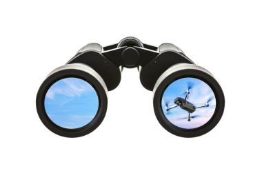 Çift-in dürbün mavi gökyüzü ile ve bir dron, güvenlik kavramı