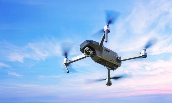 Mavi gökyüzü arka plan üzerinde uçuşta robot