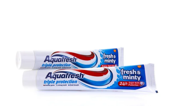 Due tubi di Aquafresh Tripla protezione Dentifricio fresco e a punta — Foto Stock