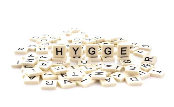 Hygge beyaz bir arka plan Fayanslarda kelime üzerinde spelt — Stok fotoğraf