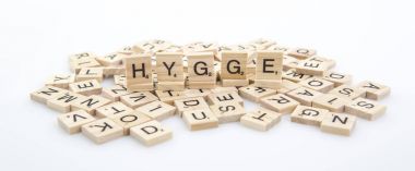 Hygge beyaz bir arka plan Fayanslarda kelime üzerinde spelt