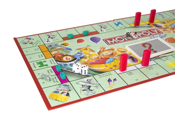 Hra Monopoly Junior na bílém pozadí — Stock fotografie
