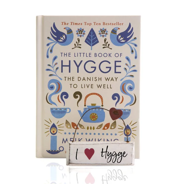 Książeczkę z Hygge, duński sposób żyć dobrze na tle biały — Zdjęcie stockowe
