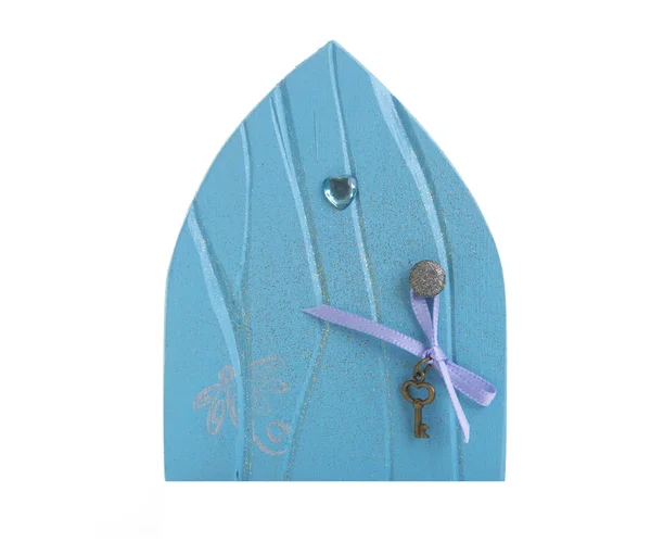 Голубая сказочная дверь на белом фоне — стоковое фото