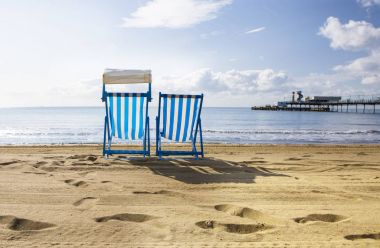 Wight Adası üzerinde Sandown plajda şezlonglar