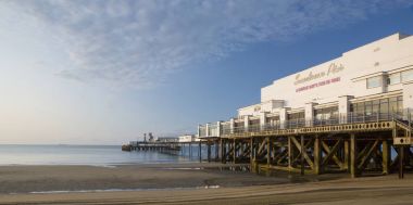 Bournemouth, İngiltere - 22 Ağustos 2017: Sandown iskelede Isle of Wight şafak