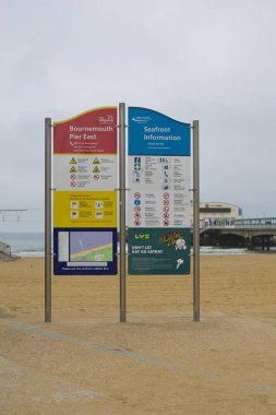 Bournemouth, İngiltere - 22 Ağustos 2017: Bournemouth Seafront bilgi işaretleri rıhtımın