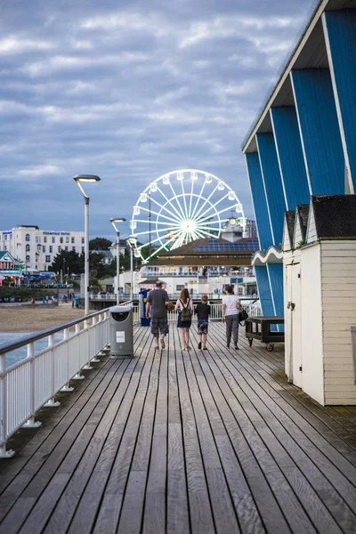 BOURNEMOUTH, UK - AUGUST 22, 2017: People walk on Bournemouth Pier on a summers evening — Stock Photo, Image