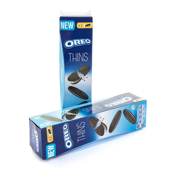 Kaksi laatikkoa Oreo Thins keksejä valkoisella taustalla — kuvapankkivalokuva