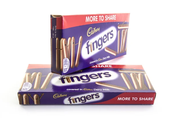 Dois pacotes de dedos Cadbury em um fundo branco — Fotografia de Stock