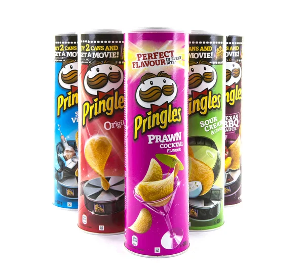 Cinq tubes de Pringles sur fond blanc — Photo