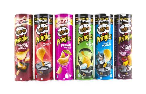 Έξι σωλήνες της Pringles σε λευκό φόντο — Φωτογραφία Αρχείου