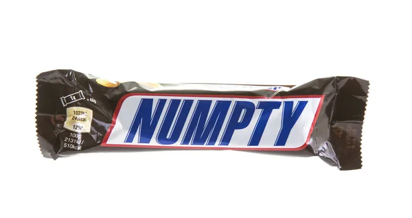 Snickers NUMPTY barra de chocolate em um fundo branco — Fotografia de Stock