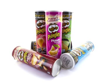 Pringles Sixtubes beyaz bir arka plan üzerinde