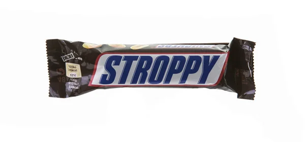 Snickers STROPPY barra de chocolate sobre un fondo blanco — Foto de Stock