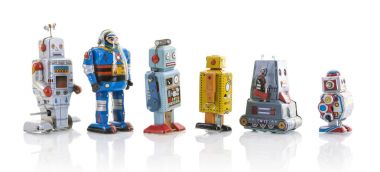 Eski bir çizgi üzerinde beyaz bir arka plan clockwork teneke robotlar kürek