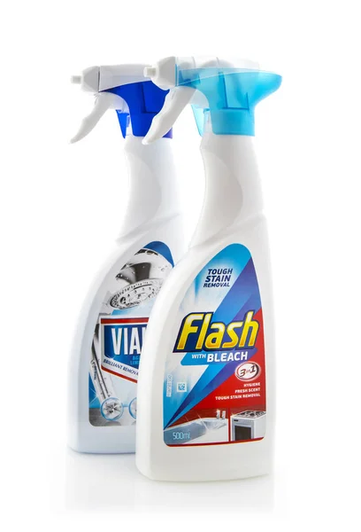 Flash bleekmiddel en Viakal kalkaanslag remover spray flessen op een witte achtergrond — Stockfoto