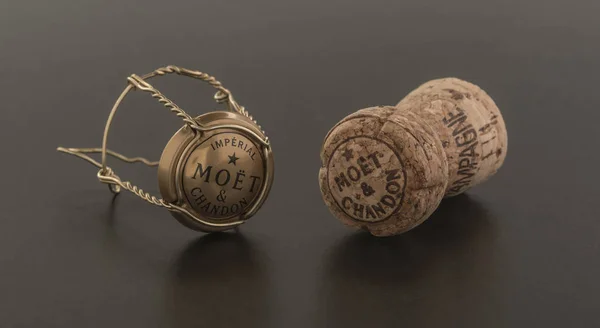 Cork en top uit Moet en Chandon Brut Imperial champagne op een grijze achtergrond — Stockfoto