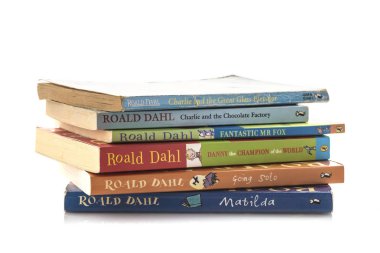 Eski Roald Dahl kitaplar beyaz bir arka plan üzerinde kazık