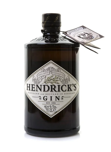 Hendricks destilado ginebra 41,4% alcohol sobre un fondo blanco — Foto de Stock